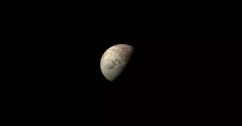 Вулканическая луна Юпитера Ио раскаляется докрасна на невероятных снимках, сделанных зондом НАСА «Юнона»