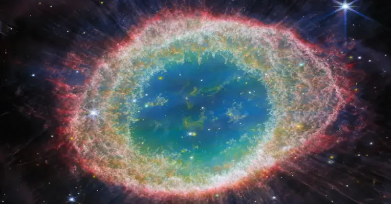 Космический телескоп Уэбба запечатлел туманность Кольцо в завораживающих деталях