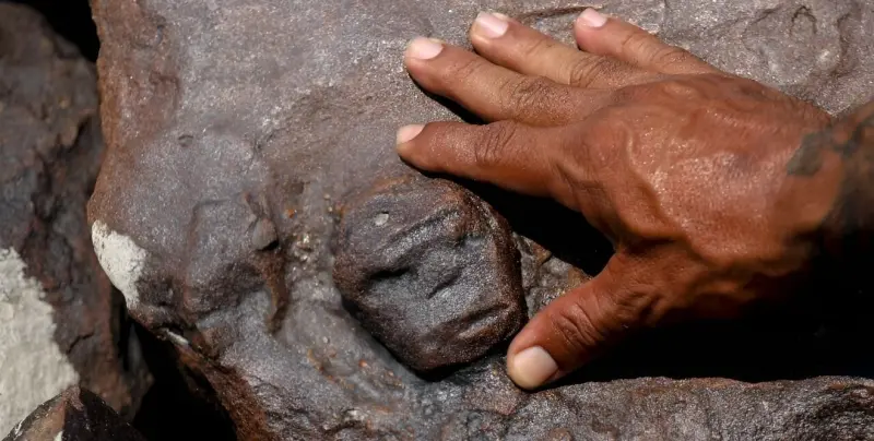 Обмелевшая от засухи бразильская река обнажила древние изображения