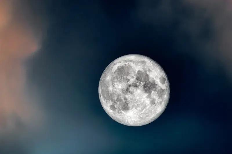 Наш естественный спутник полон чудес: интересные и не всем известные факты о Луне