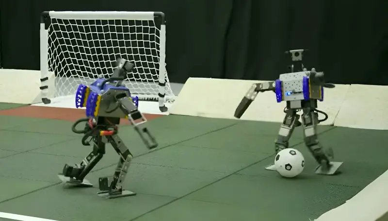 Маленькие роботы при поддержке ИИ стали отличными футболистами