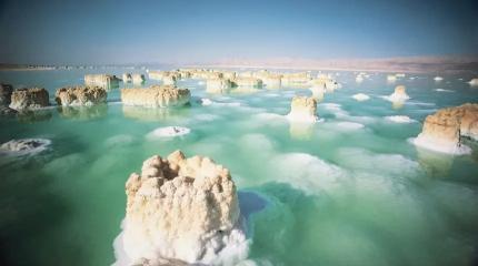 На дне Мертвого моря обнаружены загадочные трубы, извергающие мерцающую жидкость