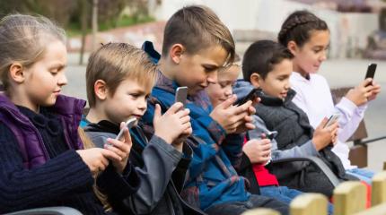 Назад в будущее: почему Швеция запрещает смартфоны в школах и возвращается к бумажным учебникам?