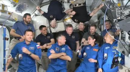 Капсула SpaceX Crew-7 Dragon пристыковывается к космической станции с международной командой астронавтов