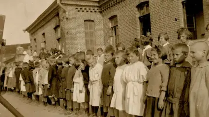 Летние каникулы длиной… в два с половиной года: как 777 российских детей вернулись домой через Сибирь, Америку и Европу