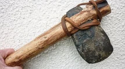 Каменный топор со дна реки может переписать древнейшую историю Сибири