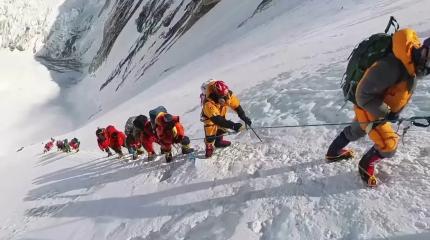 Стало известно, почему Эверест аномально ухудшает здоровье у тысяч альпинистов