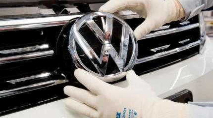 «Я думал, что машина пытается меня убить»: Volkswagen сам решил разогнаться до 100 миль в час на трассе с ограничением 30