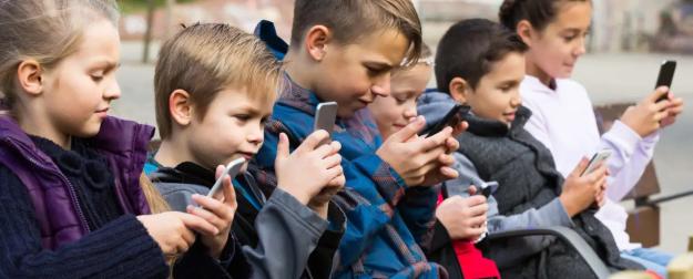 Назад в будущее: почему Швеция запрещает смартфоны в школах и возвращается к бумажным учебникам?