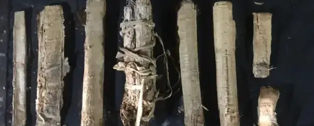 Почему никак не вскроют 3000-летние папирусы, найденные в Египте?