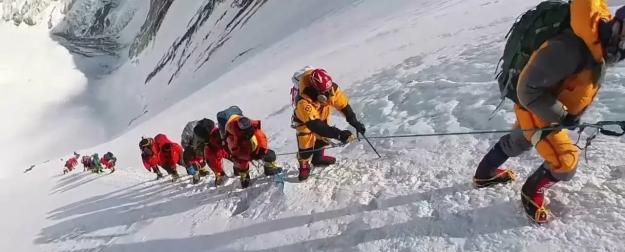 Стало известно, почему Эверест аномально ухудшает здоровье у тысяч альпинистов