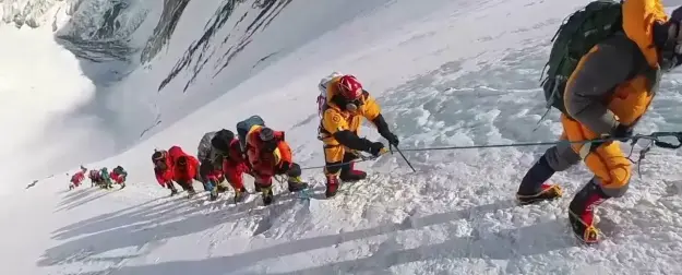 Стало известно, почему Эверест аномально ухудшает здоровье у тысяч альпинистов