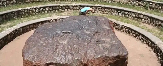Почему у самого большого железного метеорита на Земле вообще нет кратера?