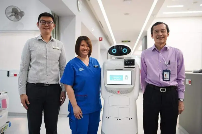 Сингапурцы научили робота контролировать состояние пациентов