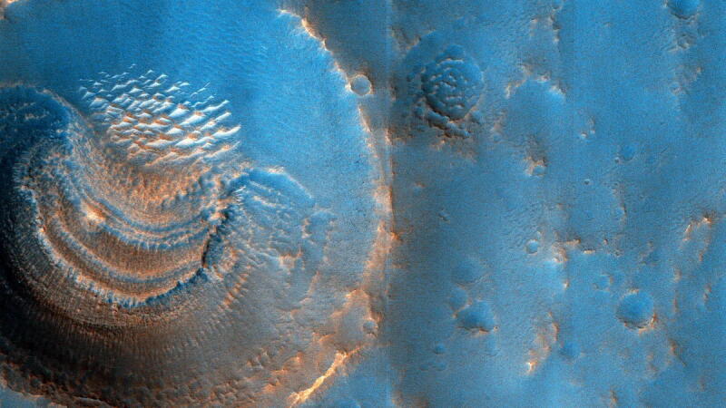 Таинственные образования внутри марсианского кратера озадачили учёных