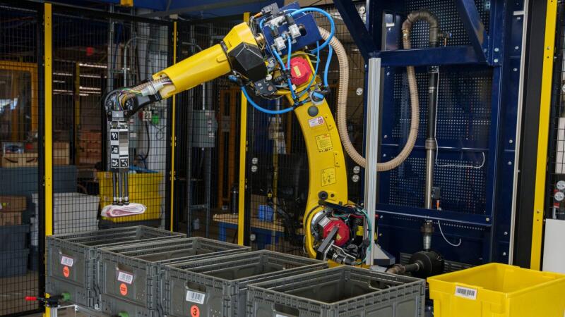 Представленный «Амазон» робот-рука «Воробей» распознаёт миллионы товаров