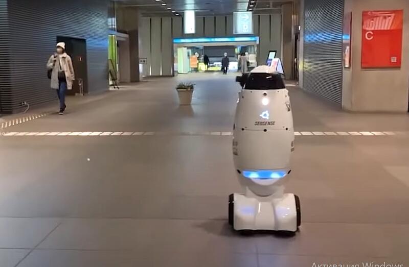 Робот-охранник крутит «головой» на улицах Токио
