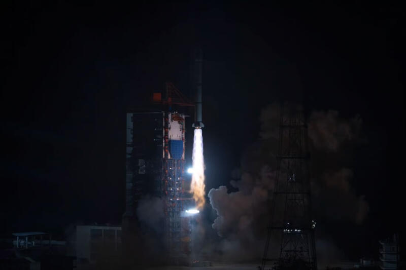 Китай запустил первый спутник с мощным ионным двигателем