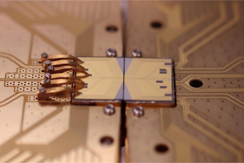 Учёные передали кубиты в квантовом компьютере между чипами напрямую