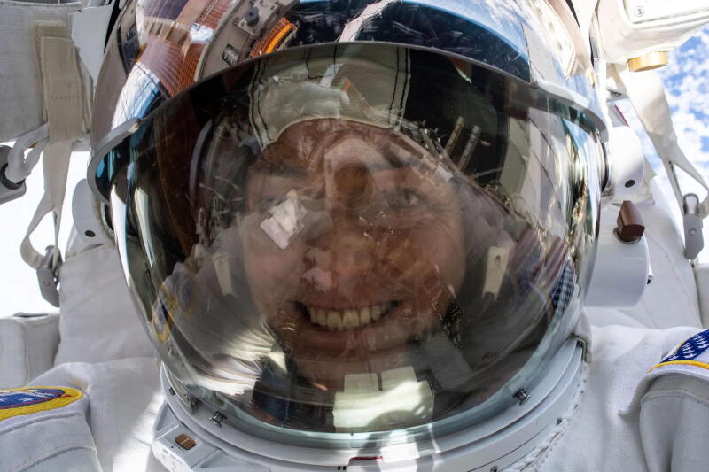 Космонавт Николь Манн запечатлела селфи в открытом космосе