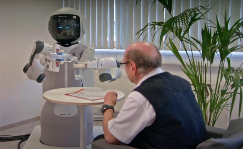 Из-за нехватки медработников в Германии используют роботов для ухода за пожилыми