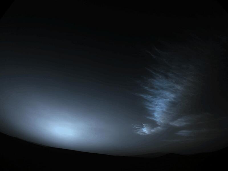Марсоход заснял дрейфующие предрассветные облака