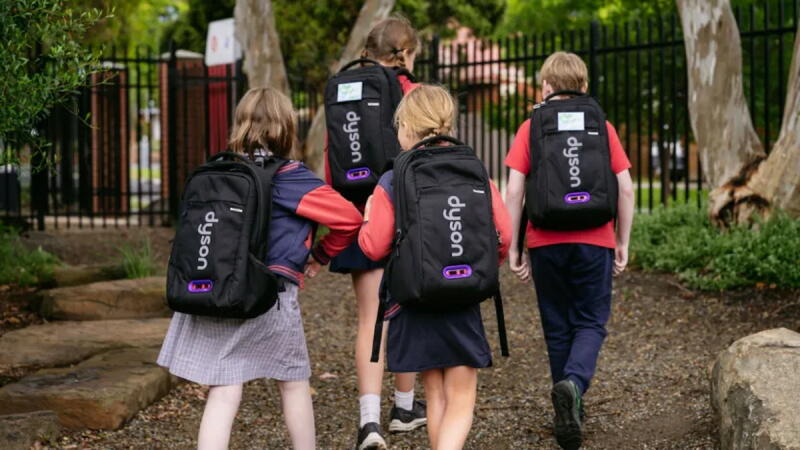 «Дайсон» попросила детей ходить по Мельбурну со специальными рюкзаками