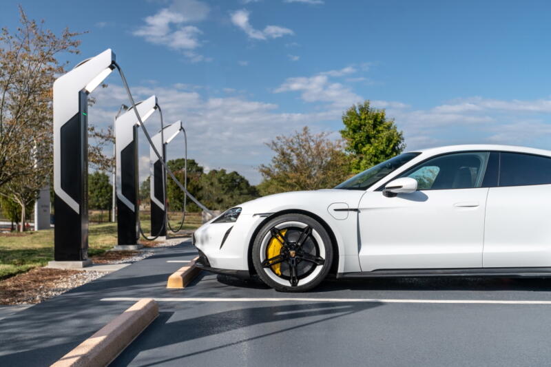 Porsche добавит в свою линейку полноразмерный полностью электрический внедорожник