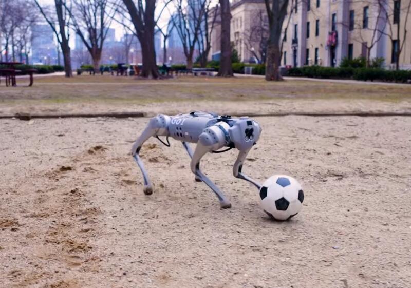 Driblebot может играть в футбол на песке, гравии, грязи и снеге