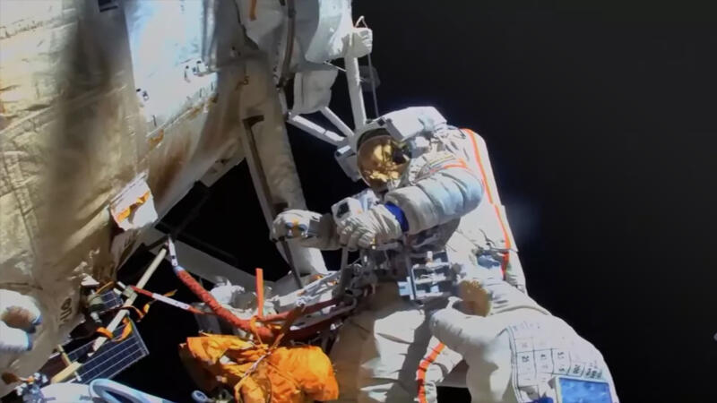 Российские космонавты удачно перенесли шлюз во время выхода в открытый космос с Международной космической станции