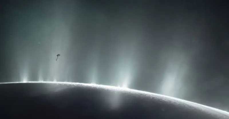Ученые засняли как гигантский гейзер на спутнике Сатурна, извергает воду на сотни миль в космос