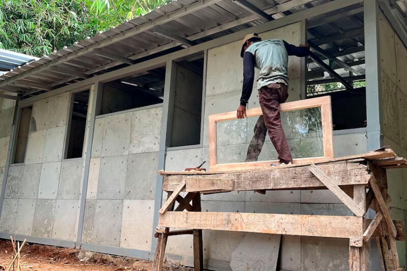 Доступное жилье по-азиатски: дом из использованных подгузников построили в Индонезии