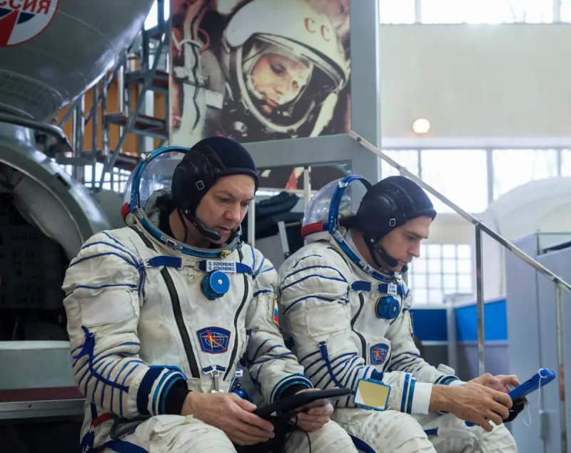 Как российские космонавты будут ходить по Луне: новый скафандр для лунных миссий