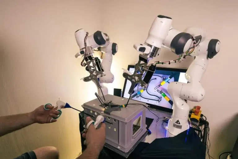 Оперировать в четыре руки: робот помогает хирургу