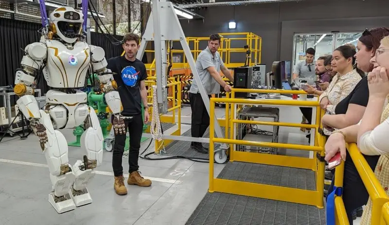 Робота-гуманоида НАСА испытают в Австралии