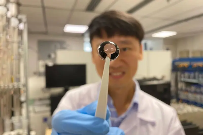 Слезы — источник энергии для смарт-линз: новое изобретение сингапурских ученых
