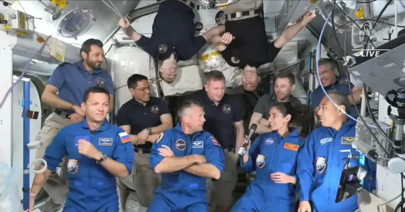 Капсула SpaceX Crew-7 Dragon пристыковывается к космической станции с международной командой астронавтов