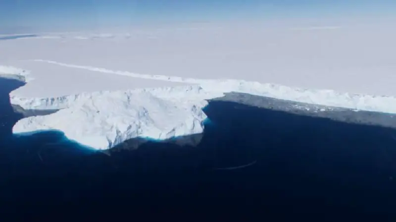 Наблюдения с вертолета выявили теплые океанские потоки к шельфовому леднику Тоттен в юго-восточной Антарктиде