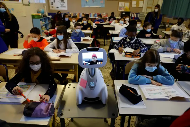 Роботы в классах: как Япония помогает школьникам-социофобам