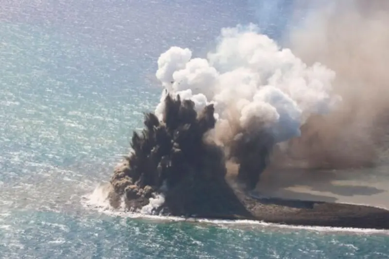 Новый остров появился у берегов Японии после мощного извержения