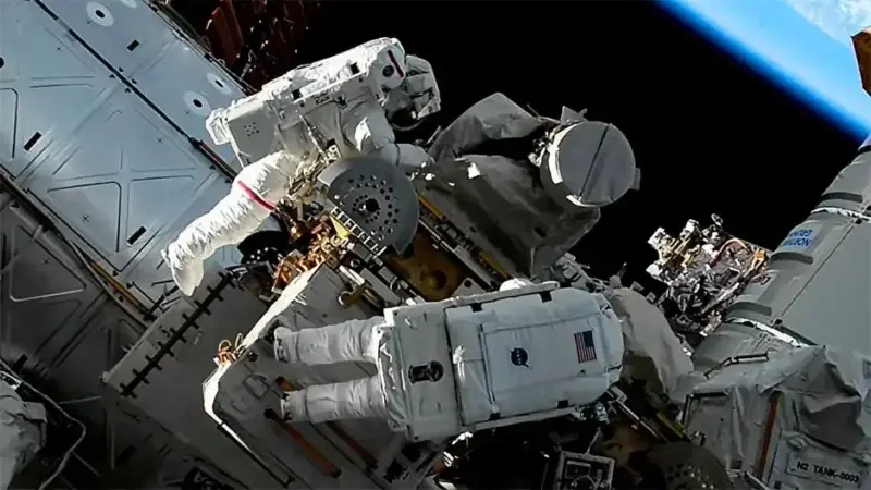 Сотрудники NASA снова потеряли сумку с инструментами в открытом космосе