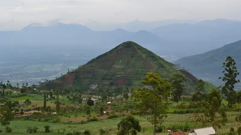 Таинственная пирамида под облаками Индонезии построена не людьми: загадки Gunung Padang