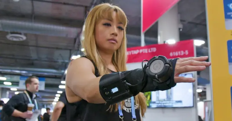 GyroGove — стабилизирующая рука перчатка для людей с тремором
