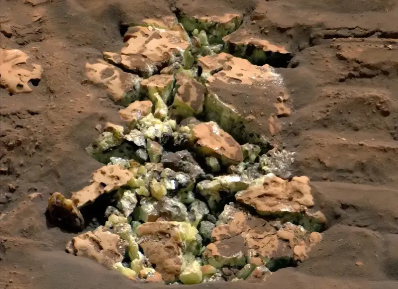 Марсоход Curiosity обнаружил среди камней чистый жёлтый сюрприз