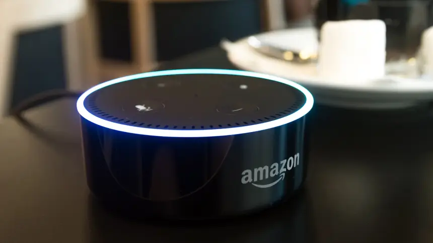 Alexa — умная помощница от Amazon — массово распространяла фейки