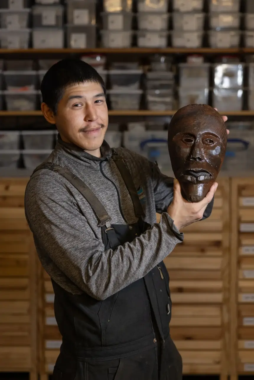 В октябре 2025 года ураган Халонг на Аляске унес тысячи древних артефактов в океан