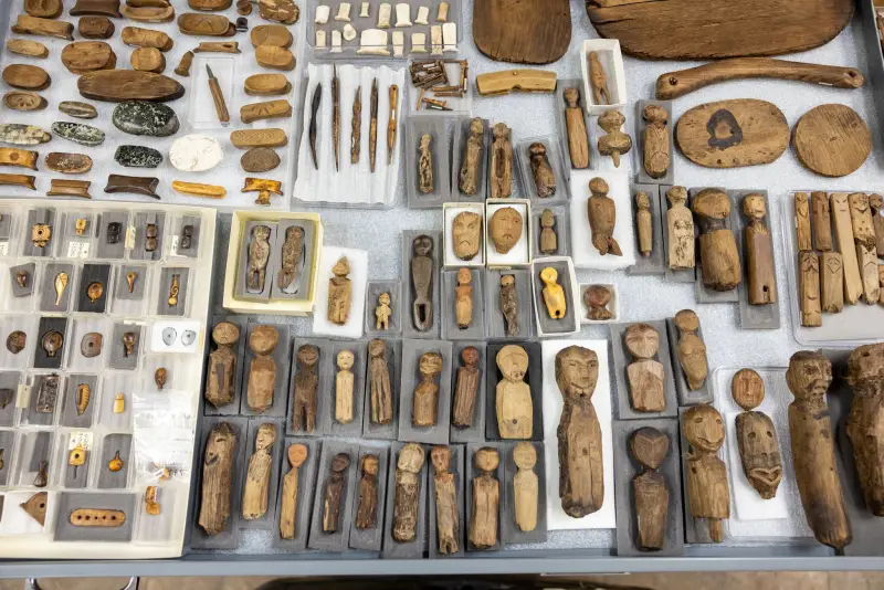 В октябре 2025 года ураган Халонг на Аляске унес тысячи древних артефактов в океан