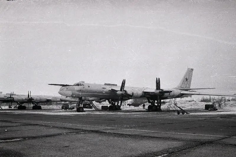 40 брошенных ядерных бомбардировщиков: в 1994 году наши летчики спасли дальнюю авиацию России