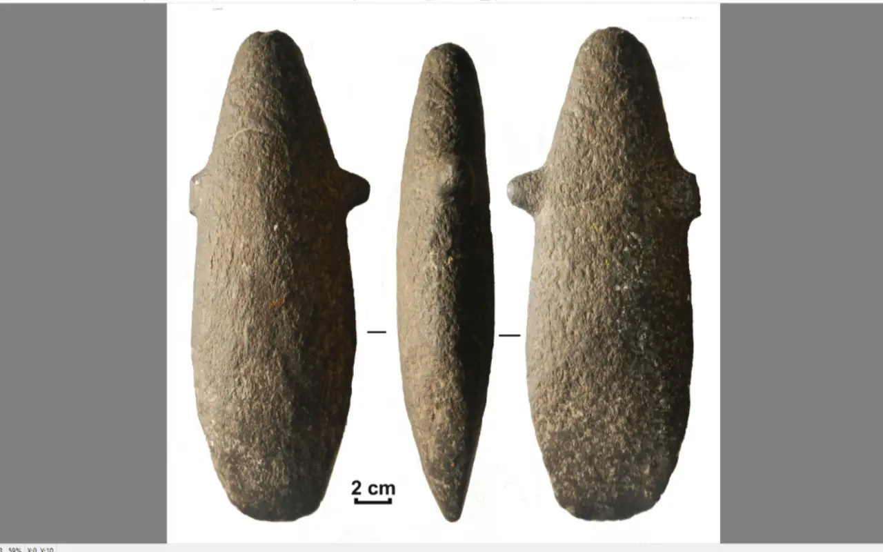 Каменный топор со дна реки может переписать древнейшую историю Сибири
