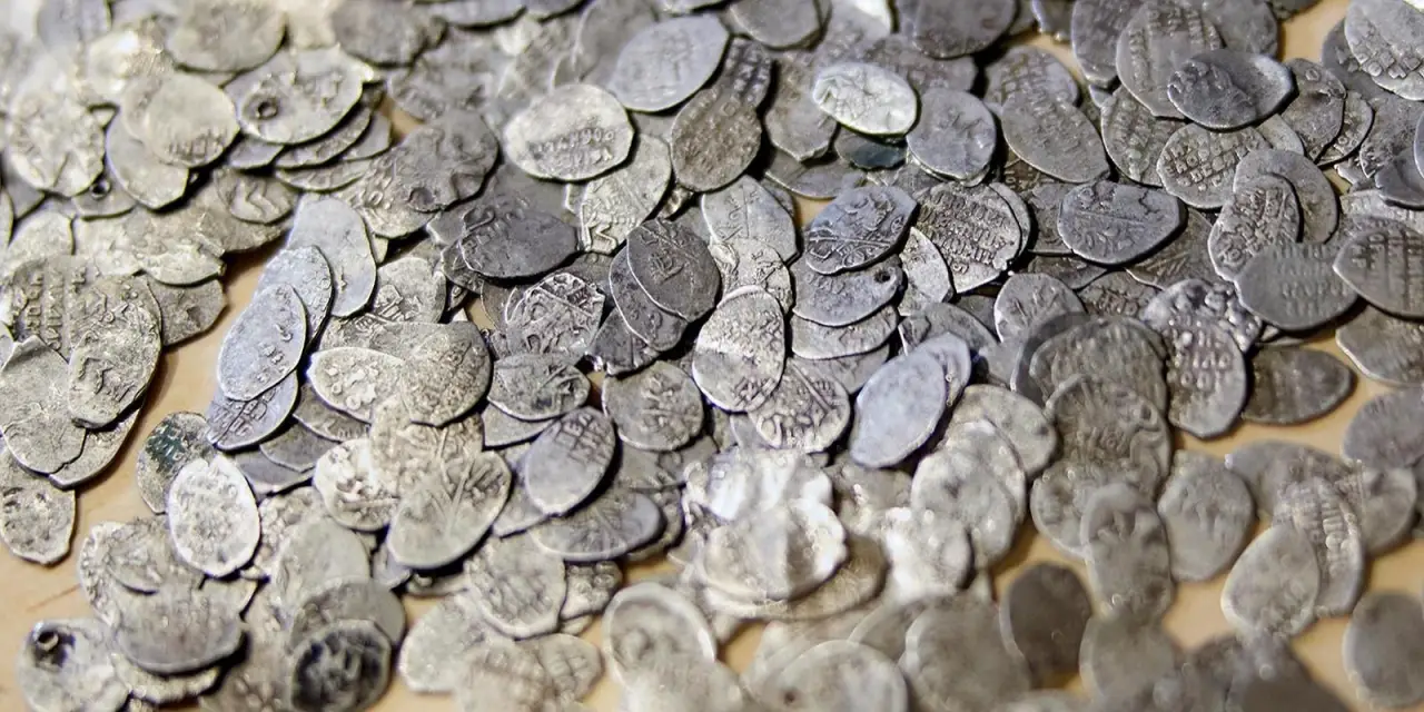 Припрятал сокровища, но был убит: историки раскрыли трагическую судьбу владельца богатейшего клада Москвы